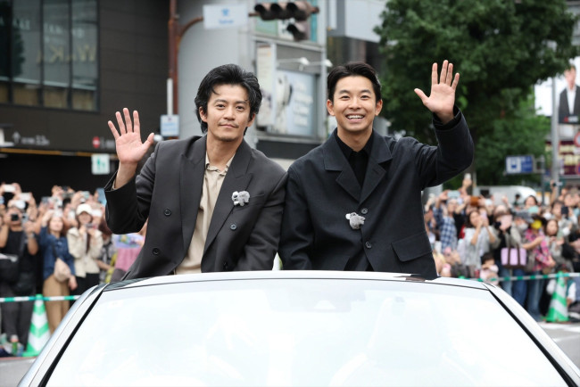 「第71回名古屋まつり」行列に『豊臣兄弟!』特別隊として参加した(左から)小栗旬、仲野太賀