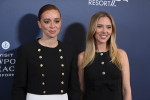 スカーレット・ヨハンソン、黒のミニドレスで映画祭に登場