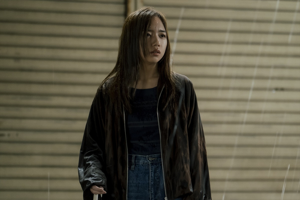 齊藤京子の輝くアイドル姿から不安抱えるスーツ姿も『恋愛裁判』場面写真16点一挙解禁