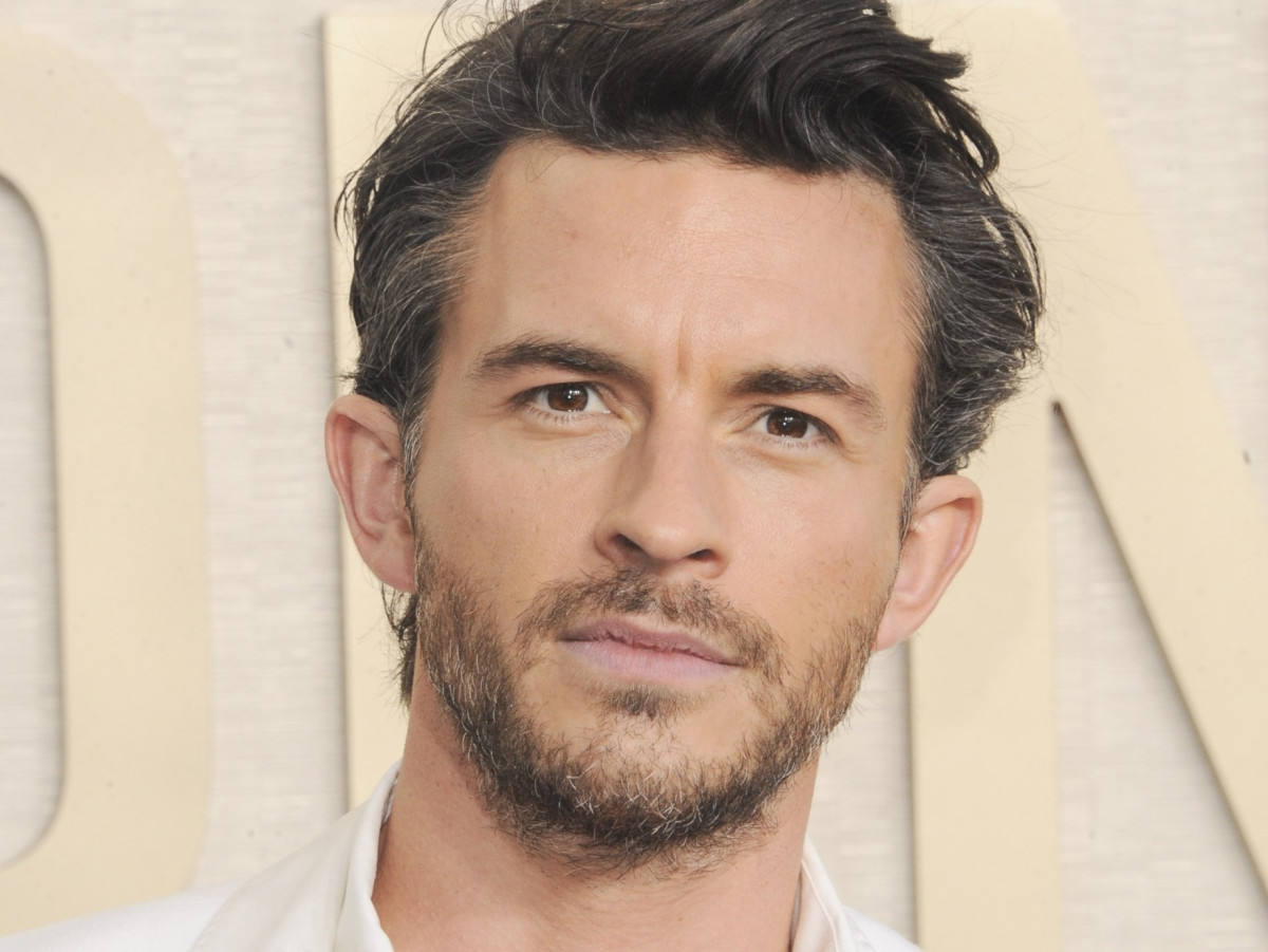 People誌「2025年最もセクシーな男性」はジョナサン・ベイリー！　同性愛を公表する人物として初の受賞