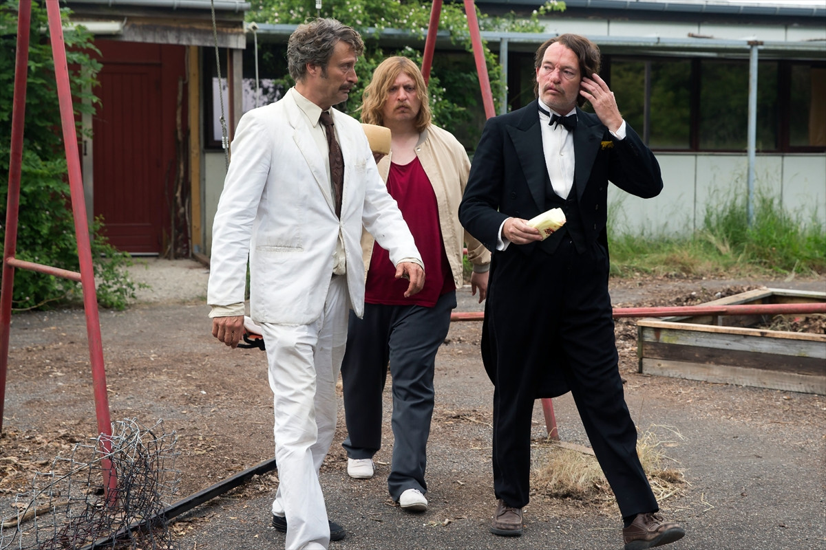 マッツ・ミケルセンの怪演光る！『メン＆チキン』日本初公開決定　予告＆場面写真公開