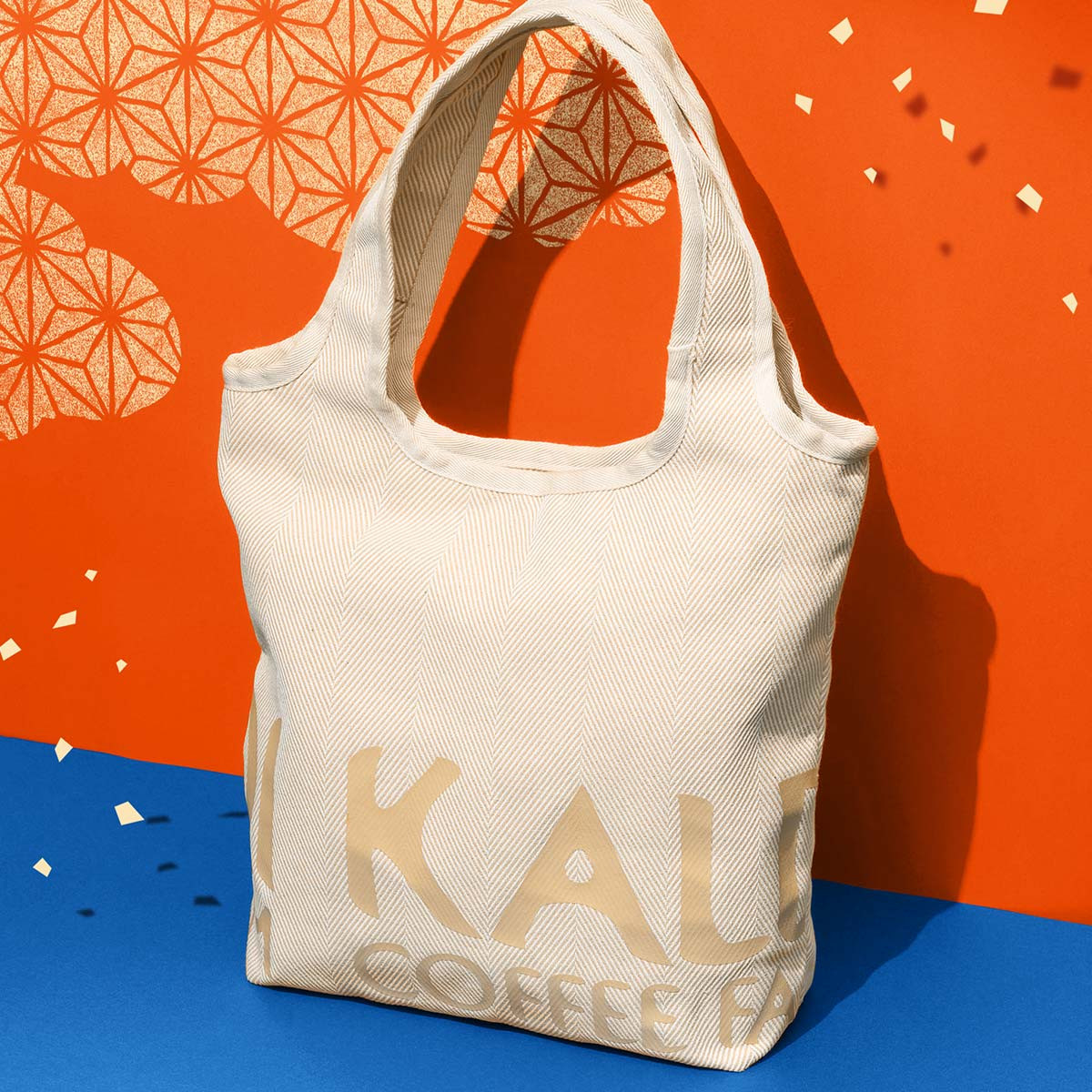 カルディ「2026年福袋」が発売へ! “2WAYバッグ”付きオンラインストア限定商品も登場