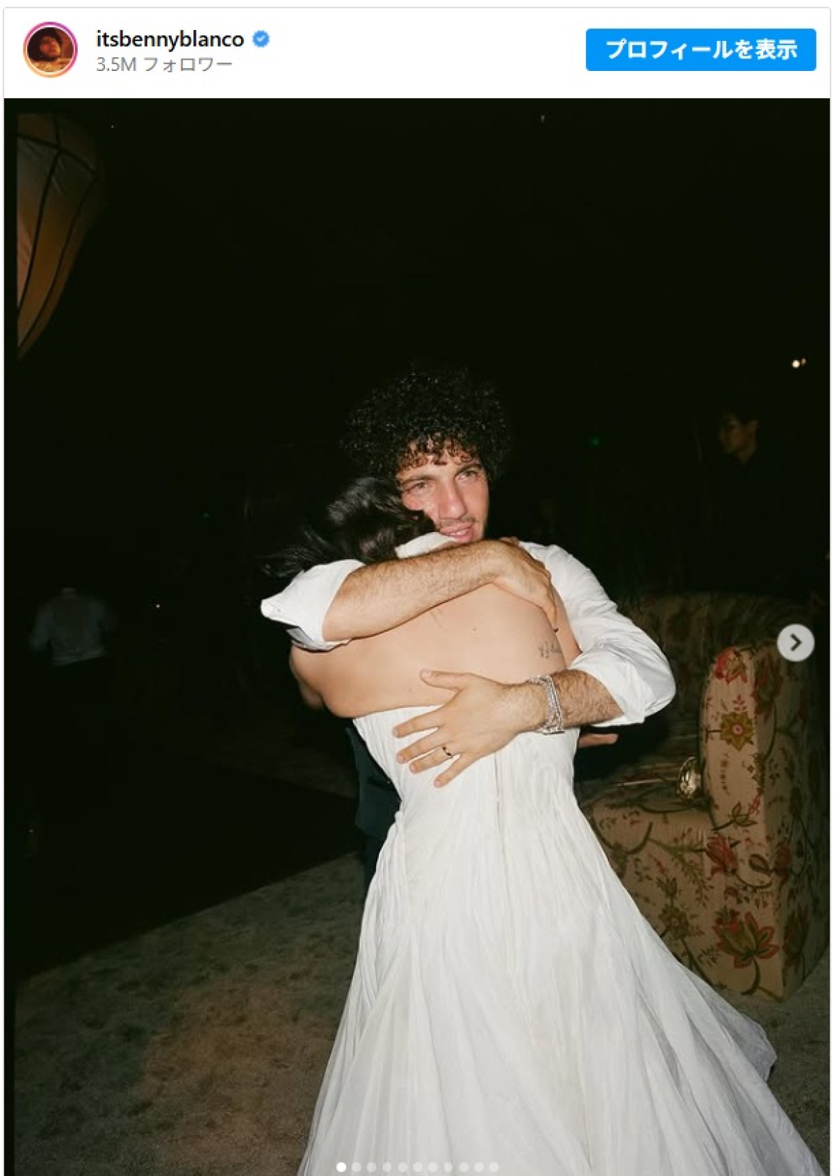 手を握るセレーナ・ゴメス＆テイラー・スウィフトの姿が胸熱！　ベニー・ブランコが結婚式の未公開ショットをシェア