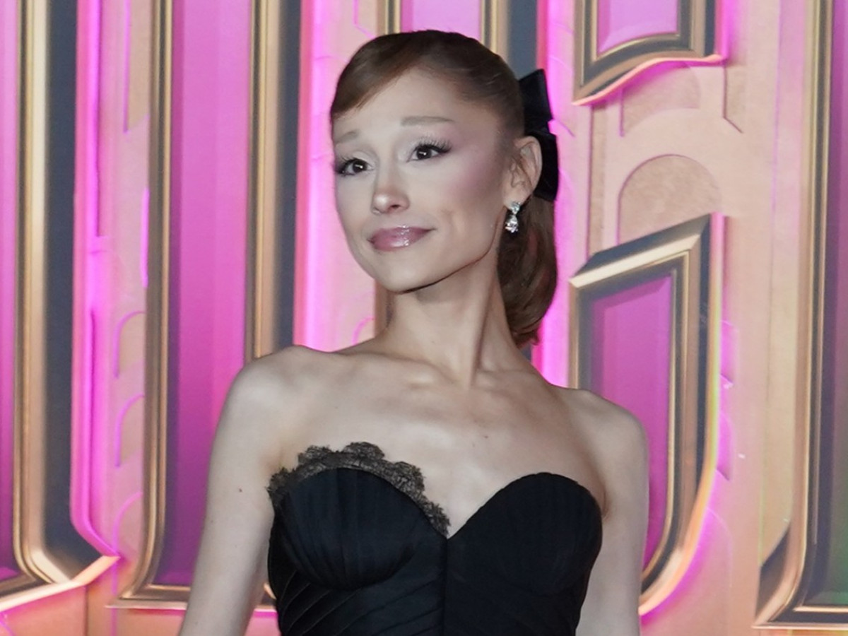 アリアナ・グランデ、『ウィキッド 永遠の約束』ニューヨークプレミアでカメラマンに叫ぶのを止めるよう求める