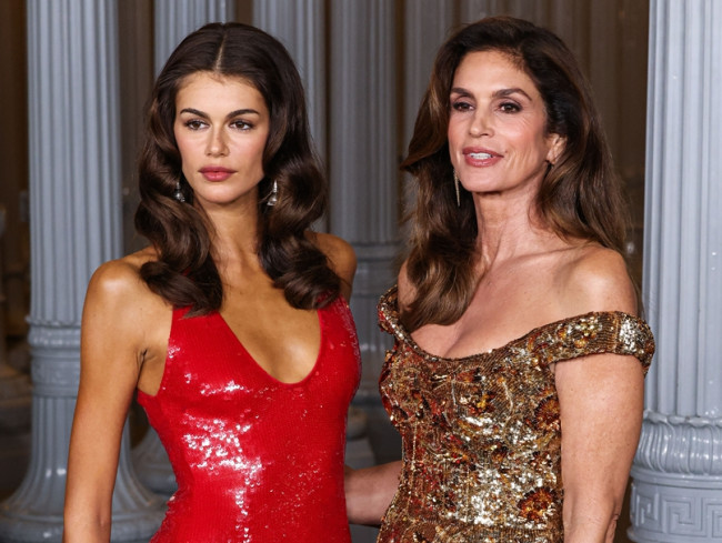 シンディ・クロフォード＆カイア・ガーバー、「LACMAアート＋フィルムガラ 2025」で美しい母娘2ショット