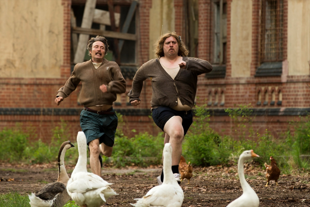 マッツ・ミケルセンの怪演光る！『メン＆チキン』日本初公開決定　予告＆場面写真公開