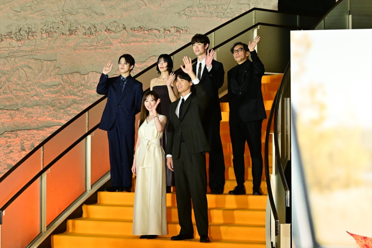 福士蒼汰、福原遥、トラジャ宮近海斗らが“楓色”カーペットに登場！　映画『楓』ジャパンプレミア