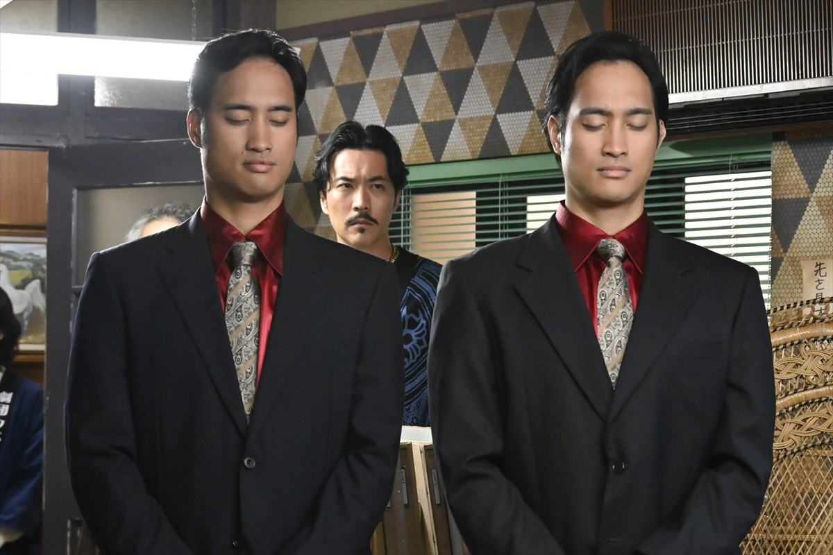 三谷幸喜脚本ドラマ『もしがく』、第9話に佳久創の双子の兄・佳久耀が登場　まるで同一人物な“双子コーデ”を披露