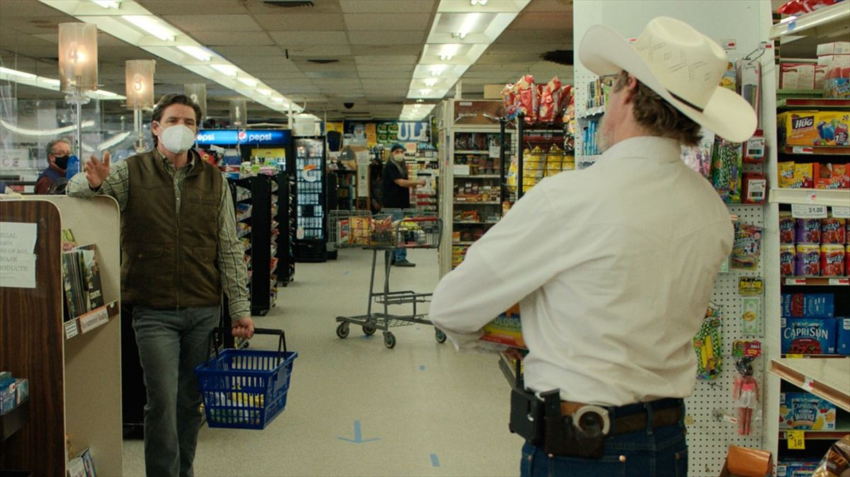 ホアキン・フェニックスが鼻グリグリに耐え、ド派手選挙カーで駆け巡る！　『エディントンへようこそ』場面写真解禁