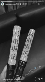 久保史緒里の卒業コンサートを観覧した秋元真夏　※「秋元真夏」インスタグラム