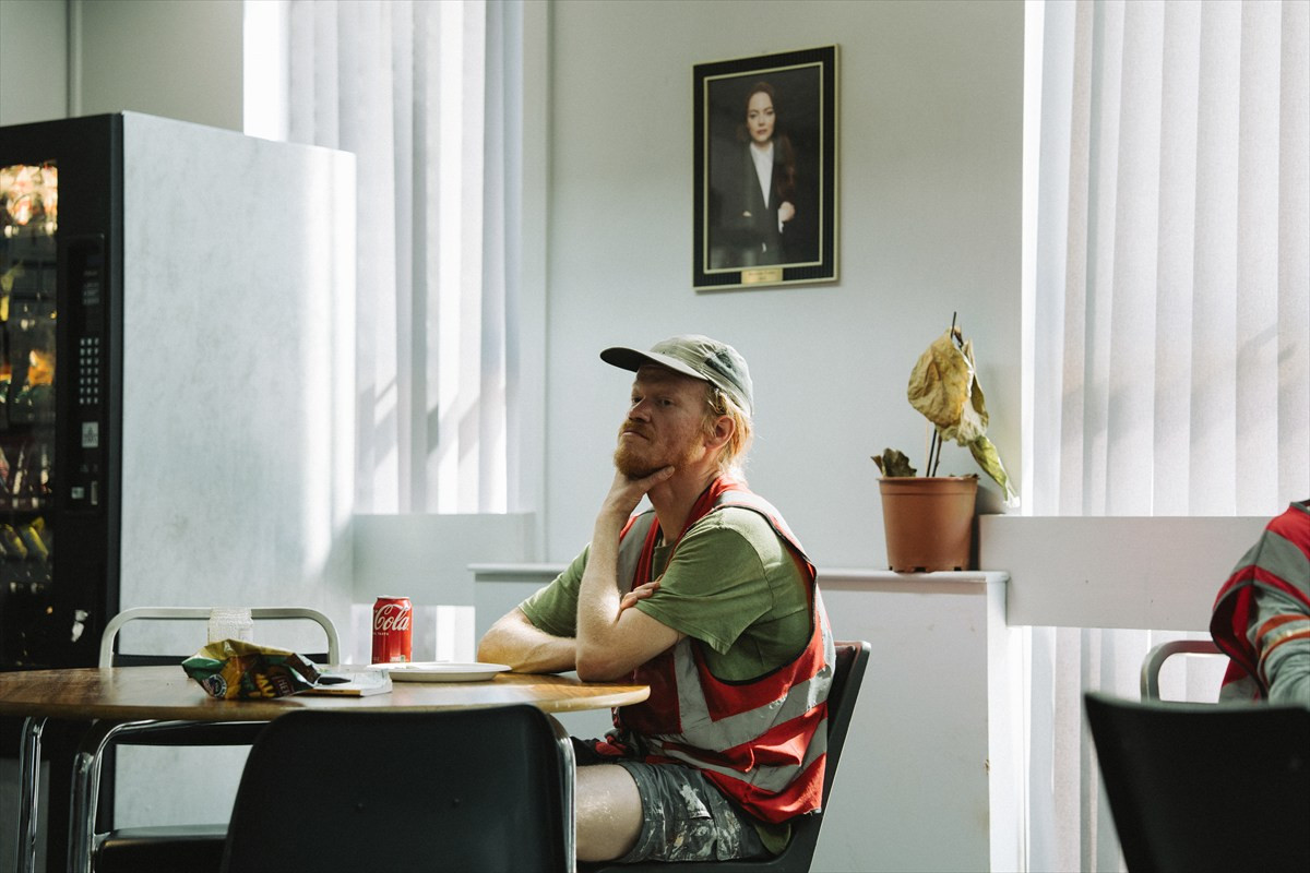 ランティモス新作『ブゴニア』、誘拐劇の始まりや養蜂する誘拐犯など奇想天外な場面写真が一挙解禁