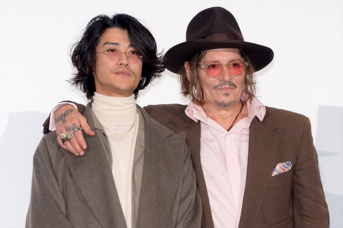 ジョニー・デップ、8年半ぶりの来日で「今度はもっと早く日本に戻ってきたい」　赤西仁がサプライズで登場