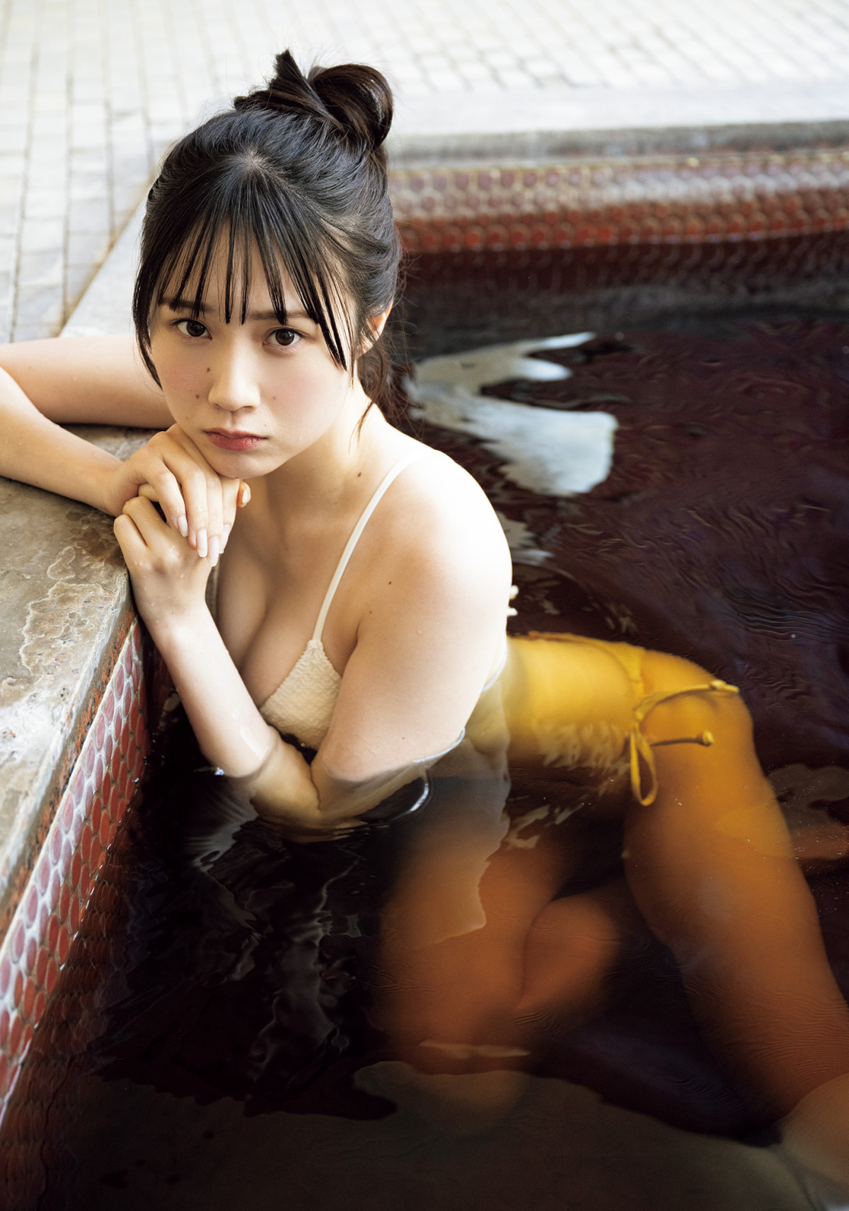 旬なグラビア美女が競演！　カバーガールは洗練されたルックスの“ハカナ系美少女”