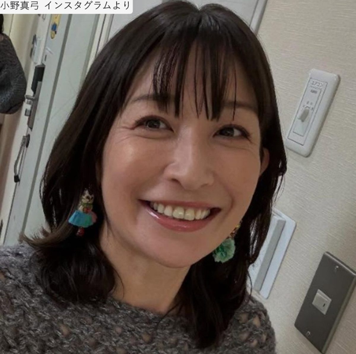 44歳美女タレント、スカート姿で美スタイル全開！　2002年のCMで大ブレイク