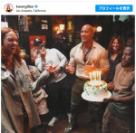 カレン・ギラン、『ジュマンジ』ファミリーに誕生日を祝福され笑顔　※「カレン・ギラン」インスタグラム