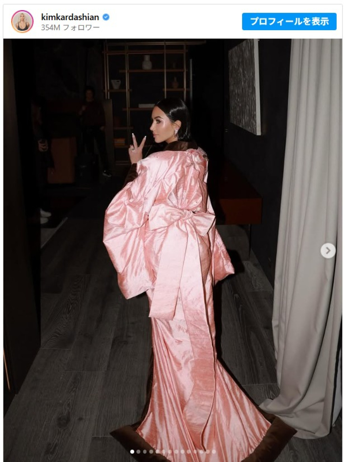 キム・カーダシアンが着物風ドレスを披露　6年前に文化の盗用で批判も