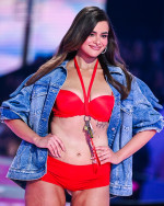 「ヴィクトリアズ・シークレット・ショー2025」でエンジェルとしてランウェイを歩くバービー・フェレイラ