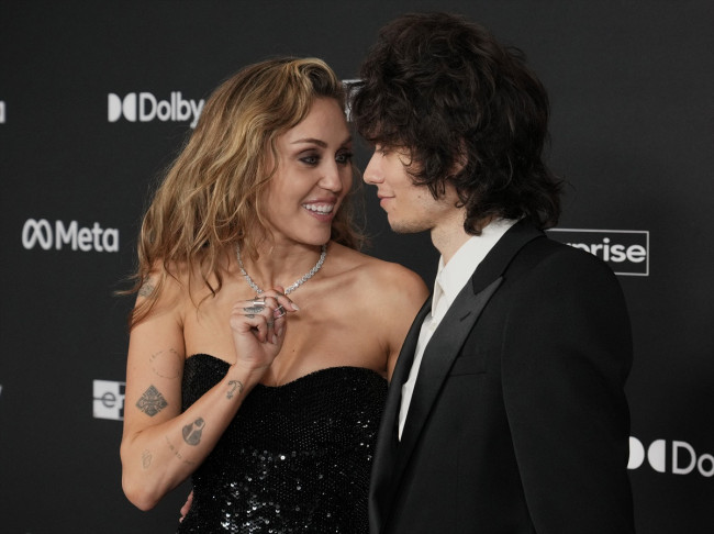 マイリー・サイラス、6歳年下の恋人マックス・モランドと婚約