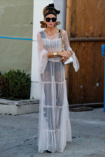 ケイト・ベッキンセイル、シアーなドレス姿でお買い物