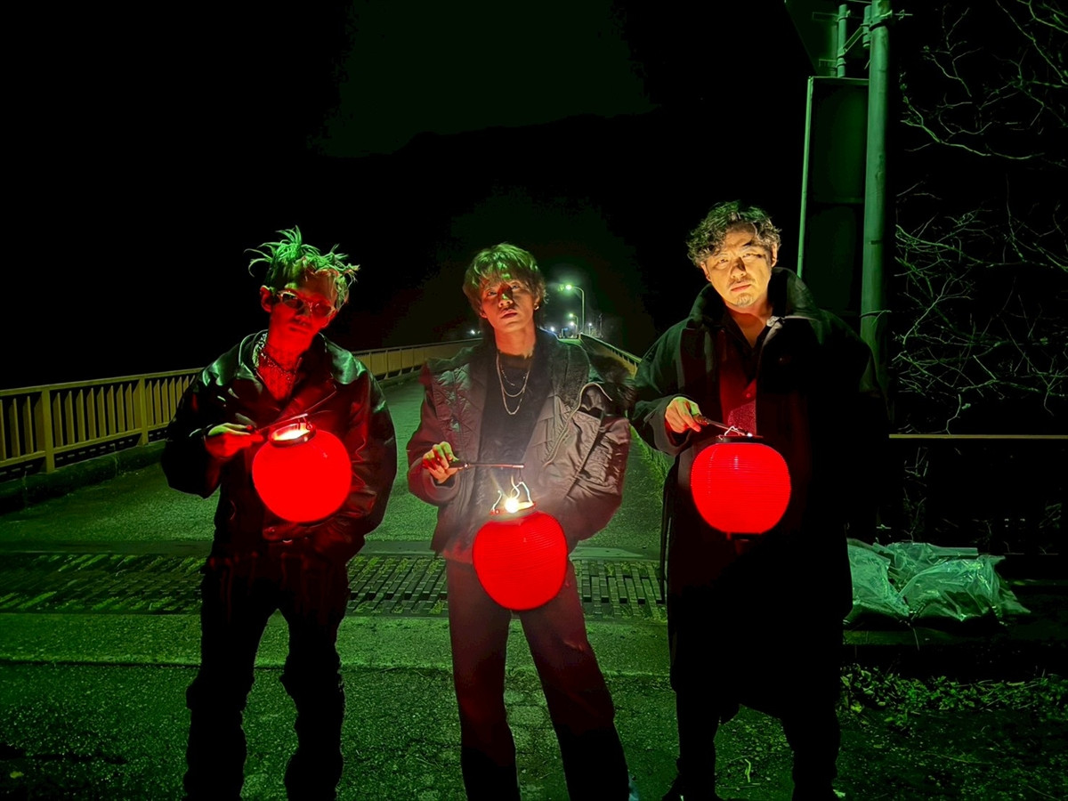 上田竜也・King Gnu勢喜遊・アルコ＆ピース平子祐希、コワモテ3人が廃神社で”最恐“初詣!?　『コワいヤツらと往く』今夜放送！