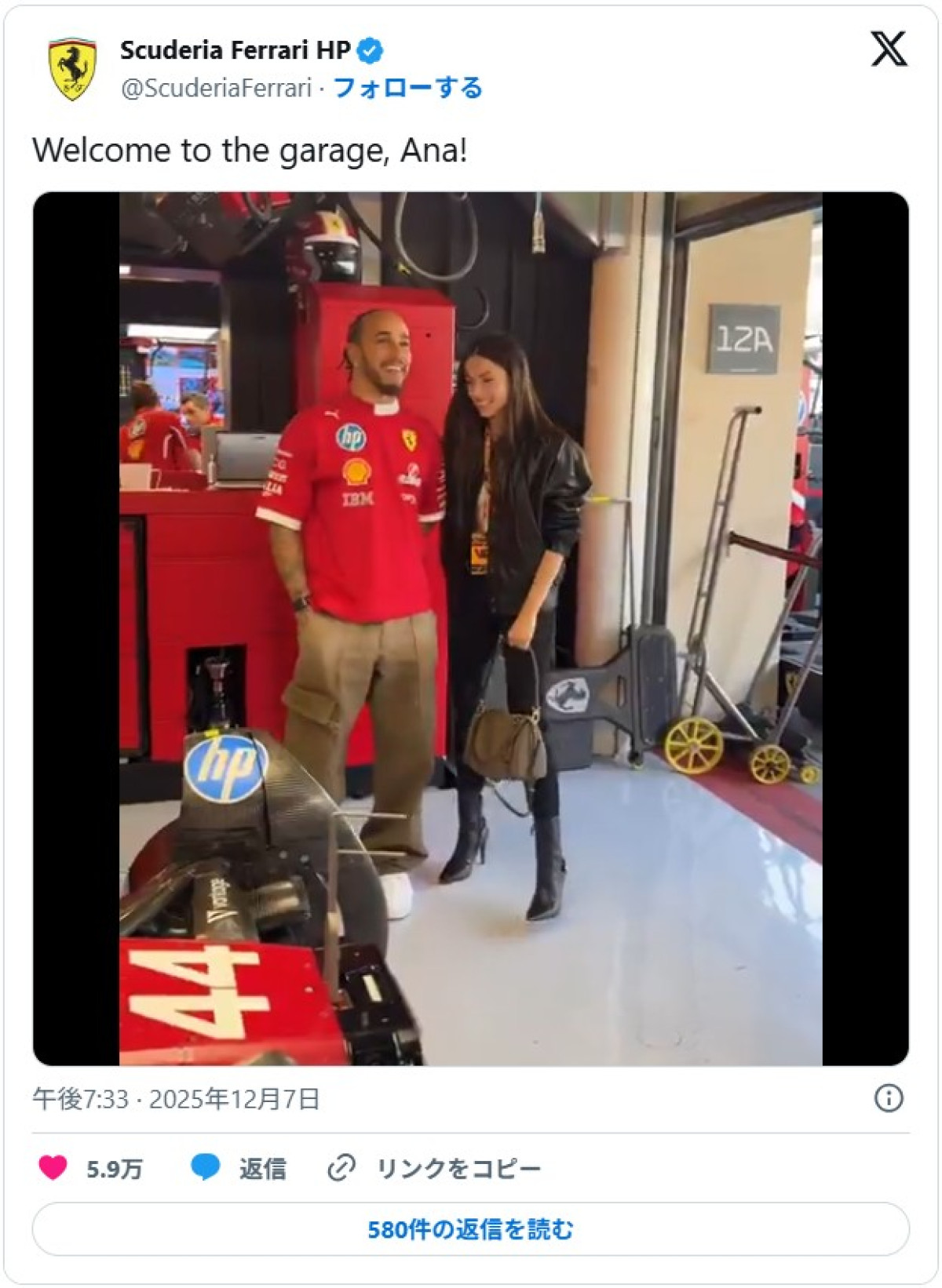 アナ・デ・アルマス、鍛え上げた腹筋をちらり　F1アブダビGPに来場