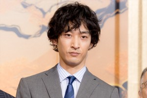 上杉柊平、ドラマ『プライベートバンカー』記者会見に登場