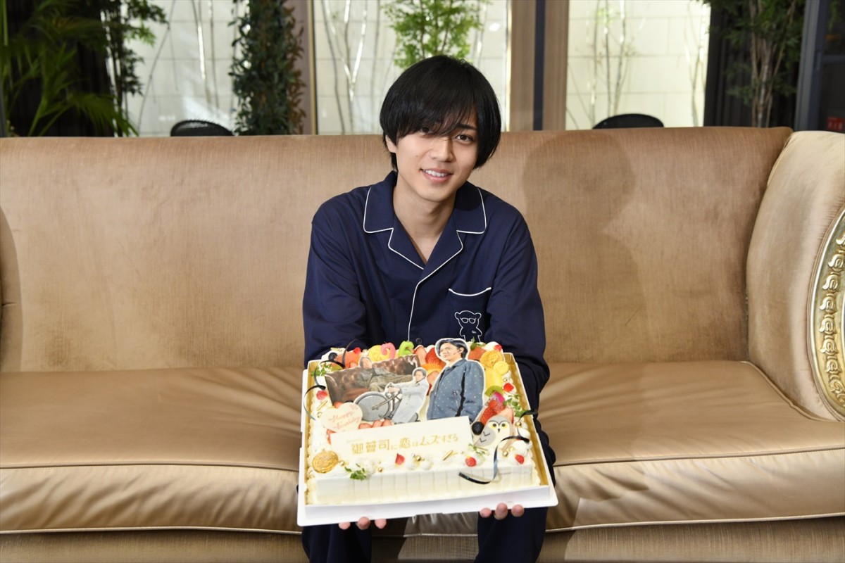 永瀬廉が26歳に！　主演ドラマ『御曹司に恋はムズすぎる』撮影現場で誕生日を祝福！　親友・西畑大吾のお祝いコメントも