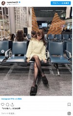 小嶋陽菜、美脚際立つ黒タイツのフライトコーデ披露　※「小嶋陽菜」インスタグラム