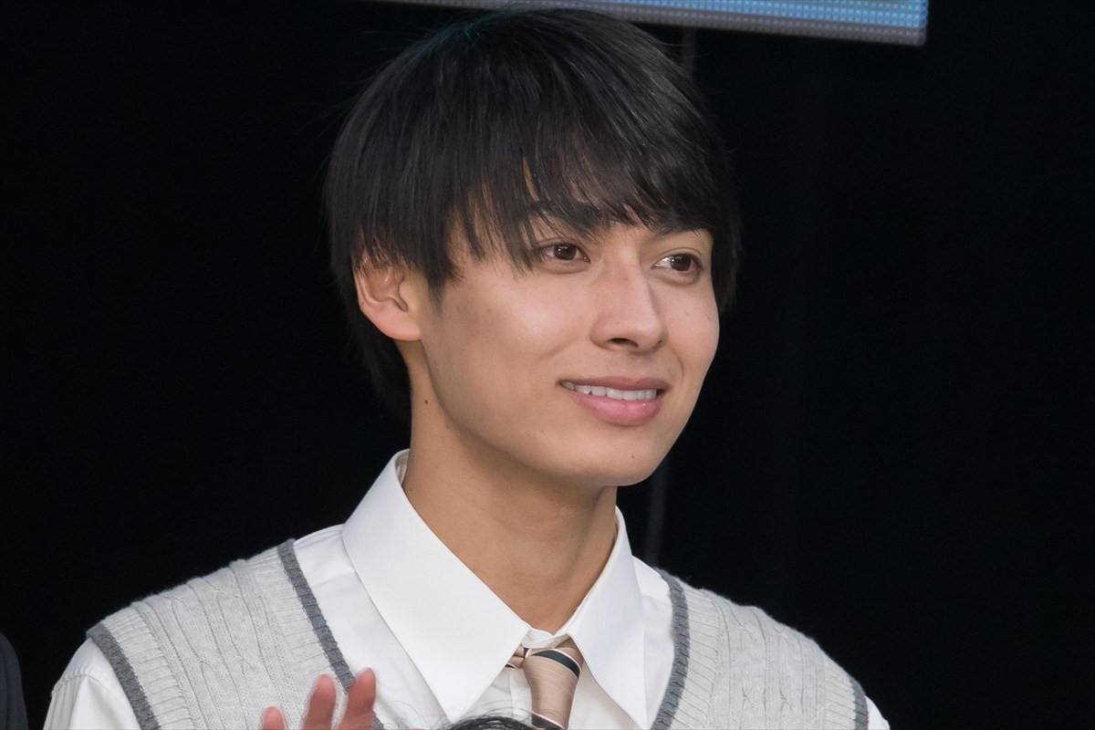 松坂桃李＆吉岡里帆、生徒役・奥平大兼の暴露に「見られてる（笑）」「恥ずかしい」