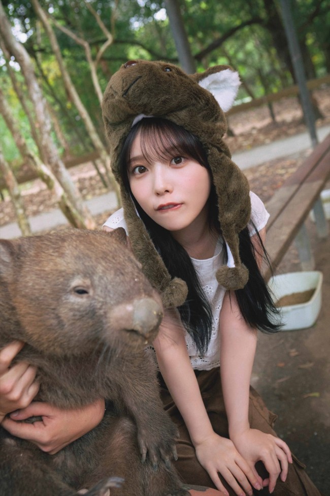 乃木坂46 与田祐希 3rd写真集『ヨーダ』より、ハートリーズ・クロコダイル・アドベンチャーズ動物園でウォンバットと感動の対面する与田祐希
