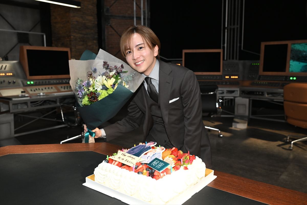 板垣李光人、23歳の誕生日に主演ドラマ『秘密』撮影現場でサプライズ！　特製ケーキのイラストにも注目
