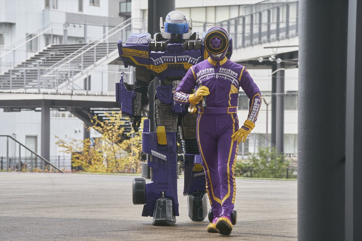 『爆上戦隊ブンブンジャー』第45話「地球の敵」、ディスレースが復活し「ブンブンジャーは地球の敵だ！」と街の人たちを扇動する
