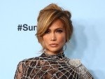 ジェニファー・ロペス、スパイダーモチーフのドレスで登場