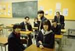 ドラマ『恋愛革命』より（写真左手前から時計回りに）嶋崎斗亜、小田惟真（THE SUPER FRUIT）、吉田伶香、日高由起刀、仲吉玲亜、山中一輝（AmBitious）、吉田美月喜