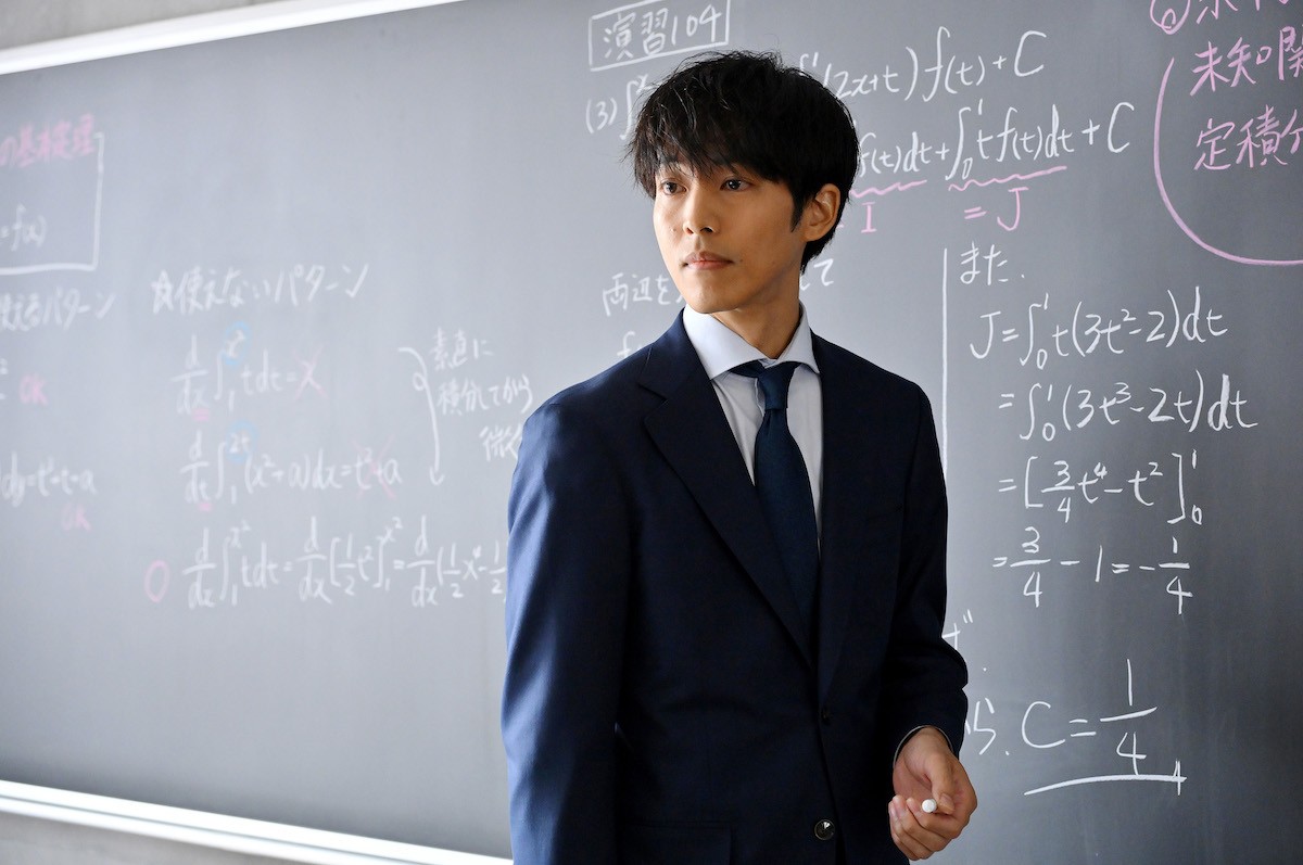 『御上先生』第2話　“御上”松坂桃李、“神崎”奥平大兼による不倫記事について生徒たちに討論させる