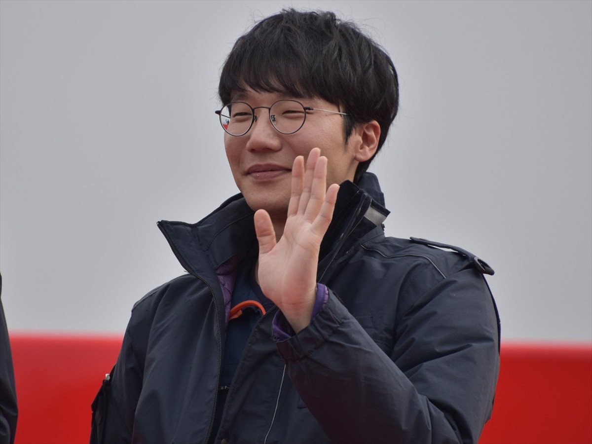清野菜名、瀬戸康史、佐藤浩市らが消防局の出初式にサプライズ登場！　ドラマ『１１９エマージェンシーコール』をアピール
