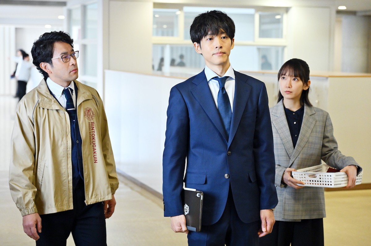 『御上先生』第2話　“御上”松坂桃李、“神崎”奥平大兼による不倫記事について生徒たちに討論させる