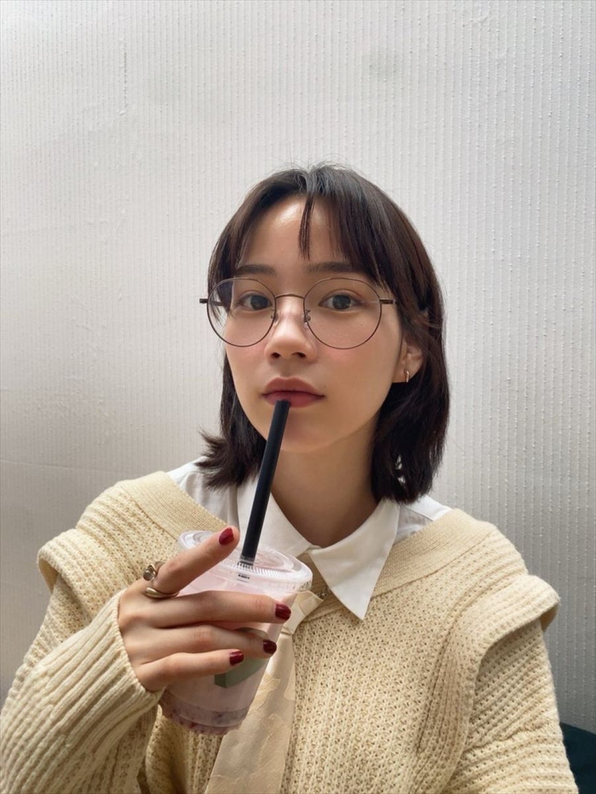 のん、知的なメガネ＆ネクタイ着用の私服コーデに「高校生みたいでカワイイ～」の声