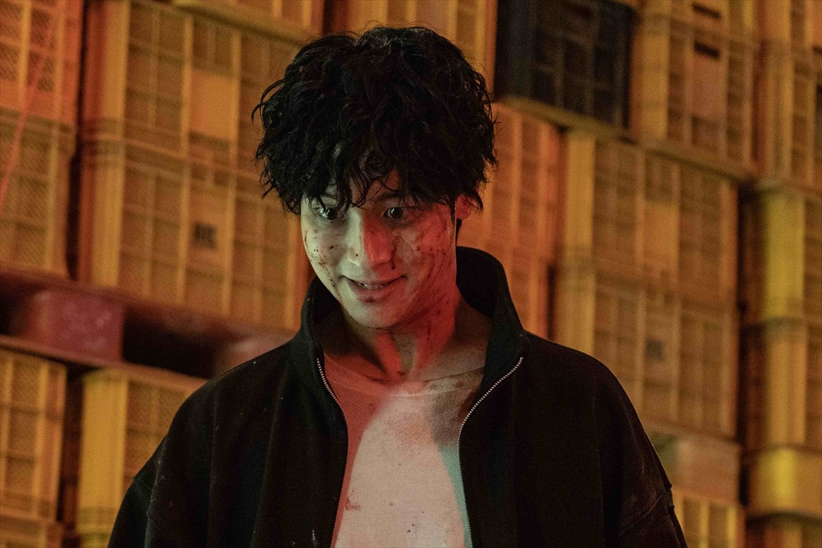 映画『デビルズ・ゲーム』、クレイジーな悪魔たちの表情際立つ！　超ド派手なキャラビジュ＆場面写真公開