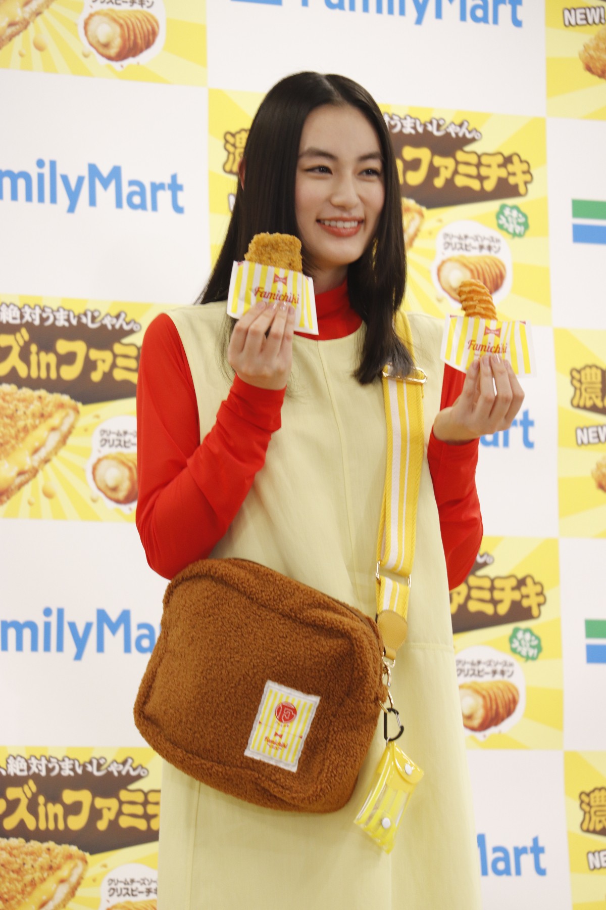 八木莉可子が“ファミチキ袋”から登場