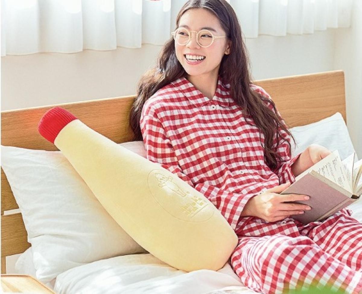 「キユーピー マヨネーズ」が“巨大な抱き枕”に変身！　約58cmのビッグサイズ