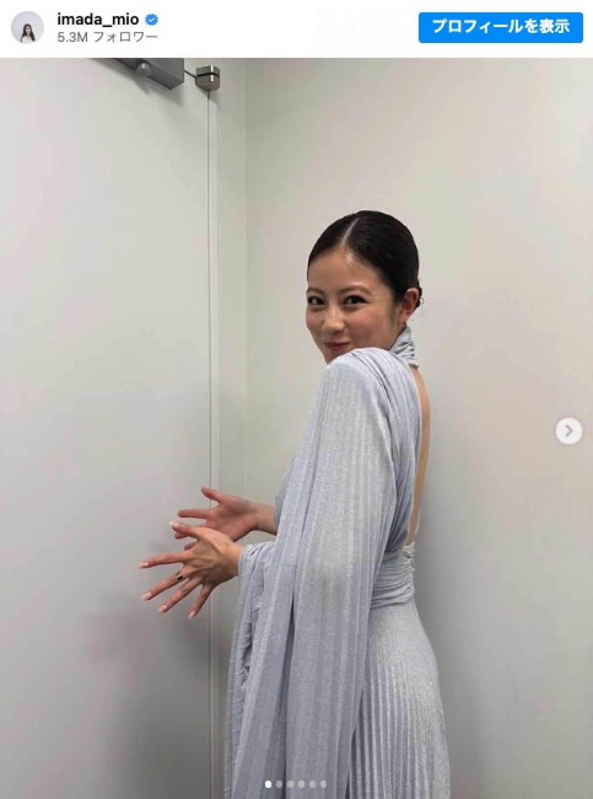 今田美桜、美背中あらわなドレス姿 ※「今田美桜」インスタグラム