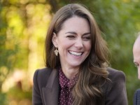 キャサリン皇太子妃、子供の声援に応えて車を止めさせてファンと交流