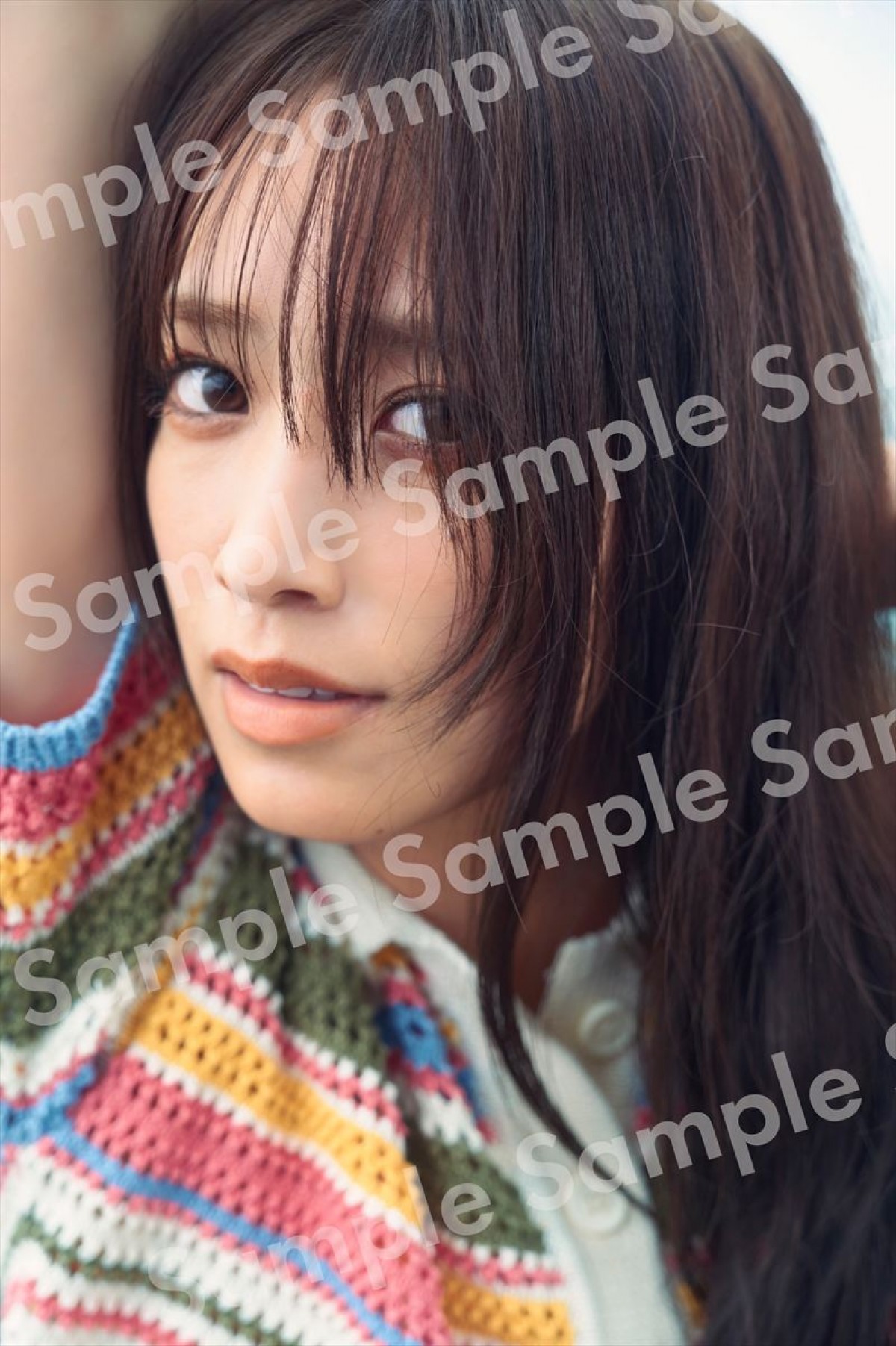 日向坂46・佐々木久美、美しい鎖骨にも注目！　1st写真集より水着カット公開