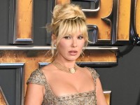 『ストレンジャー・シングス』ミリー・ボビー・ブラウンがまるで別人　ド迫力ルックで新作映画プレミアに