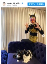 藤あや子、愛猫たちの前でヒョウ柄の節分鬼に変身　※「藤あや子」インスタグラム