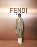 「フェンディ 2025‐26年秋冬ウィメンズ・メンズコレクション」に参加したソン・ヘギョ