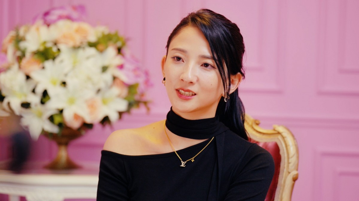 5代目バチェラー、ショーダンサー美女に密着されデレデレ「すごいドキドキする」