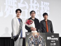 【作品以外NG】『機動戦士Gundam GQuuuuuuX ‐Beginning‐』の大ヒット御礼舞台あいさつにて　左から土屋神葉、鶴巻和哉、榎戸洋司