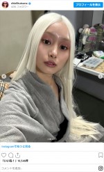 忽那汐里、ホワイトヘアー姿　※「忽那汐里」インスタグラム